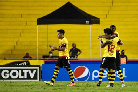 Triunfo de Barcelona SC y 'abrazo de gol' en el debut de José 'Tin' Angulo