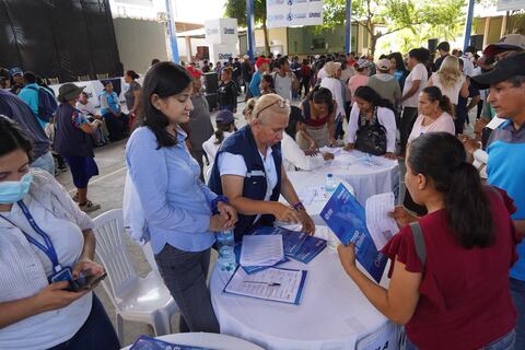 En zona del noroeste, Alcaldía entrega 1.000 títulos de propiedad y promete intervención en vías 