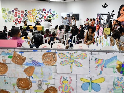 Niños muestran obras inspiradas en el arte prehispánico en clausura de vacacional