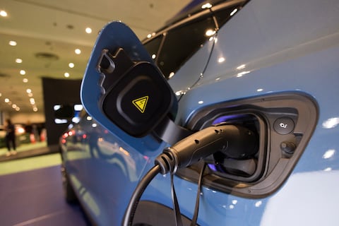 Baterías de carros eléctricos se tornarían más en un problema que en una solución, alertan científicos
