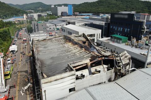 Incendio en fábrica de baterías deja al menos 22 fallecidos en Corea del Sur