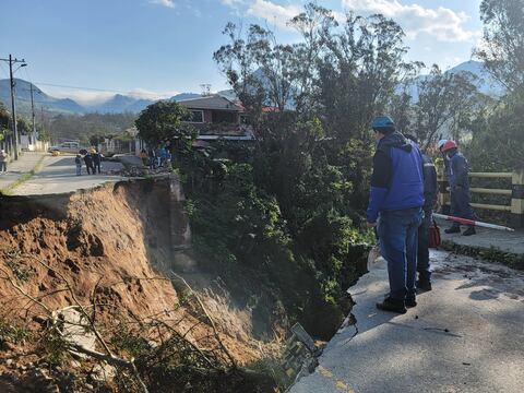 Declaran en emergencia al cantón Girón por estragos del invierno. Hubo carros atrapados, deslizamientos, familias evacuadas y casas y vías afectadas