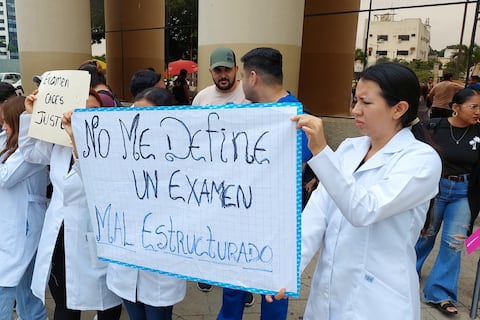 Médicos, odontólogos y enfermeros que rindieron el examen de habilitación profesional protestaron en los bajos del Gobierno Zonal