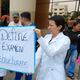 Médicos, odontólogos y enfermeros que rindieron el examen de habilitación profesional protestaron en los bajos del Gobierno Zonal