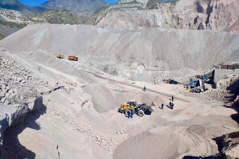 Siete detenidos y vehículos incautados en operativos por presunta minería ilícita en Quito