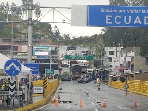 ¿Qué reclaman transportistas que bloquean el puente Rumichaca?