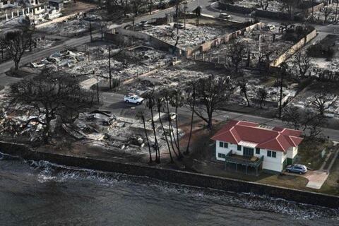 En medio de un panorama de casas incendiadas en Hawái, surge la polémica por una foto que muestra una casa intacta