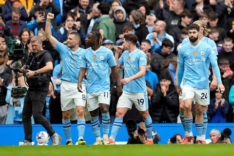 Manchester City arrasa al Luton Town y es puntero provisional de la Premier League