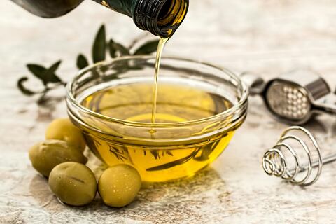 Cómo diferenciar el aceite de oliva verdadero de uno falso: Este sencillo truco permitirá saber cuál es cuál