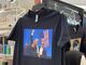Camisetas con la imagen de Donald Trump tras el disparo se empiezan a comercializar en línea y en tiendas