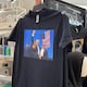 Camisetas con la imagen de Donald Trump tras el disparo se empiezan a comercializar en línea y en tiendas