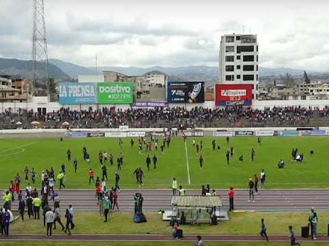 ¡Vergüenza! Hinchas invaden la cancha para agredir al equipo rival en Riobamba