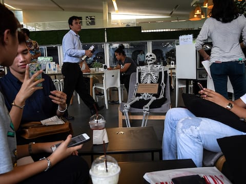 En Bangkok funciona una cafetería cuya principal atracción es un ataúd