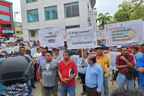 ‘No tenemos ni para comer. A cada rato hay que prestar dinero’, reclaman trabajadores del Municipio de Manta