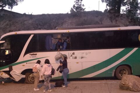 Bus se impactó contra peña en Azuay: doce pasajeros con golpes y fracturas