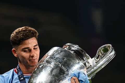 Con 23 años, Julián Álvarez se convierte en leyenda: el primer futbolista en conquistar la Copa Libertadores, el Mundial de la FIFA y la Champions League
