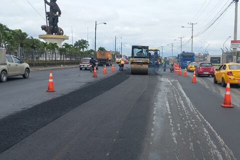 Trabajos de recapeo asfáltico se ejecutan en la av. Pedro Menéndez Gilbert, en el norte de Guayaquil