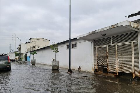 Aguaje provocó acumulación de agua en varias calles que bordean el estero Salado