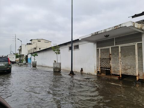 Aguaje provocó acumulación de agua en varias calles que bordean el estero Salado