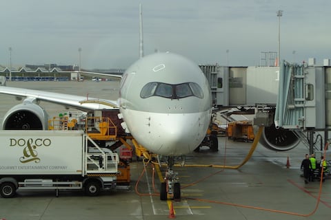 Turbulencias en un vuelo de Qatar Airways dejan ocho pasajeros hospitalizados