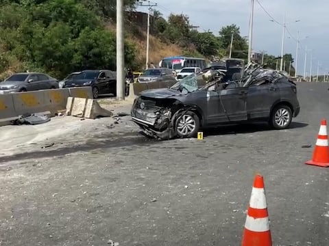 Siniestro entre jeep y volqueta recolectora de basura deja tres personas heridas en Manta