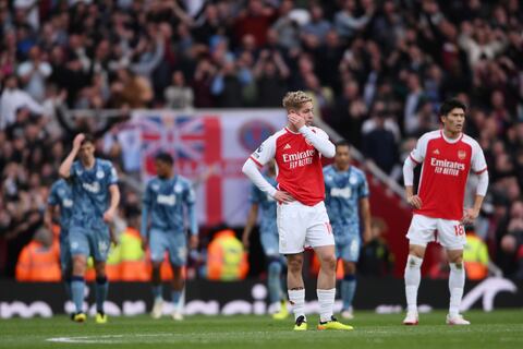 Arsenal pierde en casa ante Aston Villa y cede liderato de la Premier League al Manchester City