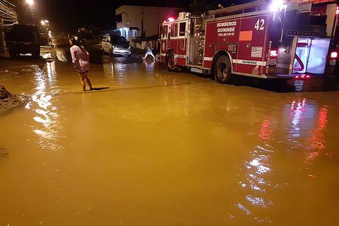Evacuación de familias en barrios de Quinindé tras inundaciones provocadas por la lluvia 