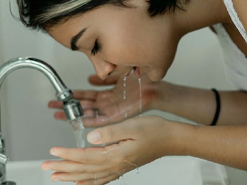 Lavarse la cara con agua fría o caliente: Esto es lo que recomiendan especialistas para tener un cutis sano