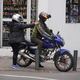‘Esta medida no ha sido efectiva para reducir la delincuencia’, dicen motociclistas tras ordenanza que prohíbe dos personas en moto en Quito