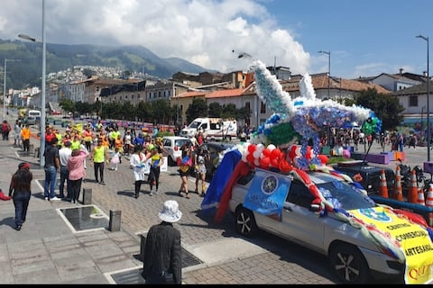 Carnaval en Quito: zanqueros, teatro, danza y música