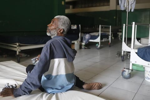 Los últimos pacientes del mayor hospital de Puerto Príncipe, abandonado y convertido en centro de mando de las pandillas de Haití