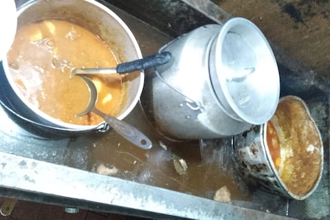 Ollas oxidadas, comida sin refrigeración y condiciones insalubres encontraron en un restaurante del norte de Quito