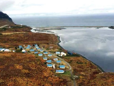 Pueblo en Alaska que podría perder fondos educativos recibe miles de peticiones de familias dispuestas a mudarse