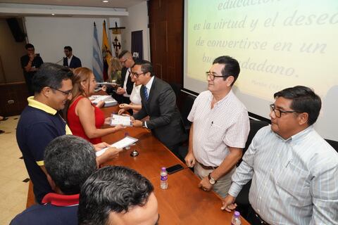 Normas de tránsito, conducción responsable y servicio al cliente, entre temas que se impartieron a 1.200 conductores de expresos escolares en Guayaquil 