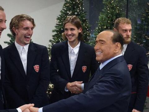 La excéntrica y polémica promesa de Silvio Berlusconi: ofrece durante la cena de Navidad “un autobús lleno de prostitutas” a los futbolistas del AC Monza si ganan ciertos partidos 