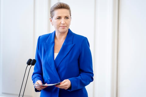 Golpean a primera ministra de Dinamarca, hay un detenido