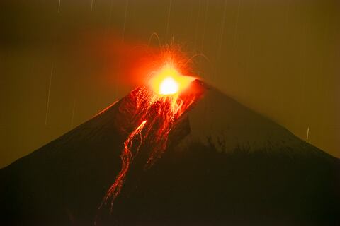 El Instituto Geofísico reportó 22,5 explosiones del volcán Sangay cada hora durante este domingo 16   