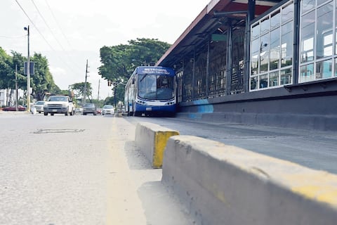 Detienen a conductor de Metrovía tras impactar a peatón en el sur de Guayaquil