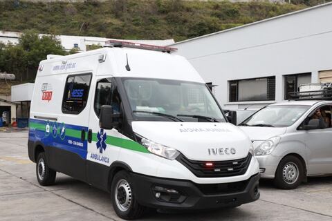 Centros médicos en Tungurahua y Cotopaxi reciben nuevas ambulancias del IESS