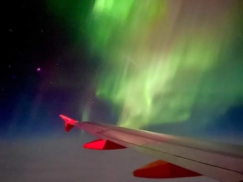 Este avión se dio la vuelta para que sus pasajeros vieran las auroras boreales que raramente aparecieron en el cielo de Reino Unido