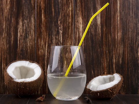 La manera correcta de tomar el agua de coco para evitar picos de glucosa en sangre