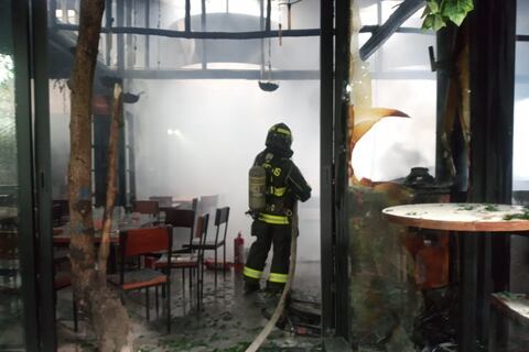 Bomberos forzaron puerta para sofocar incendio en un restaurante de Cumbayá, nororiente de Quito