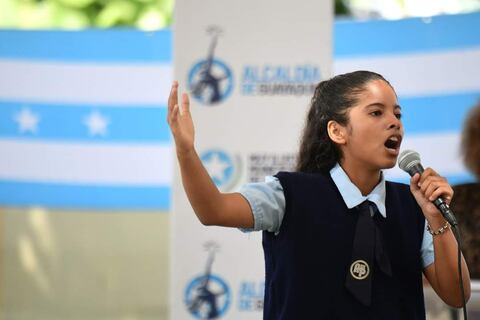 Concurso de oratoria y canto convocó a 40 estudiantes en la plaza Colón