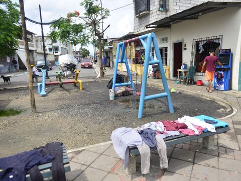 ‘Aquí siempre hay aguaje, pero esta  vez el agua ingresó con fuerza a las casas’, dicen en barrios del estero