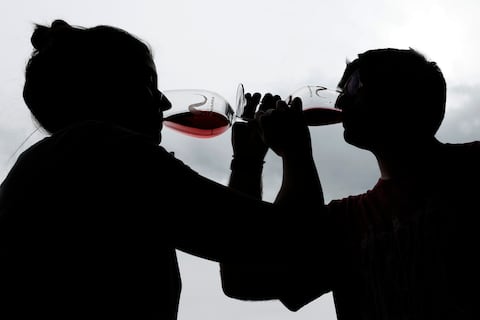 ¿Tiene beneficios el consumo de vino tinto? Los efectos en tu salud al beber una copa diaria según dos médicos