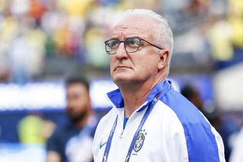 Dorival Júnior y la imagen que avergüenza: DT de Brasil, apartado por sus jugadores antes de la tanda de penales