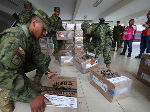 Reparto de paquetes electorales en Pichincha, entre las últimas actividades previas a la votación de la consulta y referendo