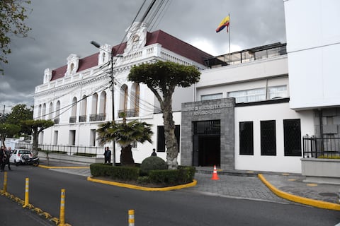 Ecuador puede deportar a un extranjero, pero antes  se deben evaluar ‘cinco ejes de la democracia, como los vínculos familiares’, sentenció la Corte Constitucional