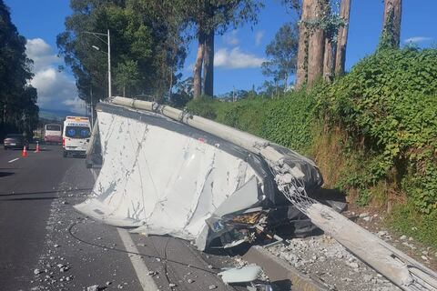 Furgón quedó destruido al impactarse con poste en Tambillo, en el sur de Quito