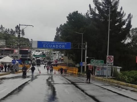 Sin salida bloqueo en puente Rumichaca, tras 48 horas continúa carga represada por cierre del paso vehicular y viajeros se arriesgan por cruces irregulares